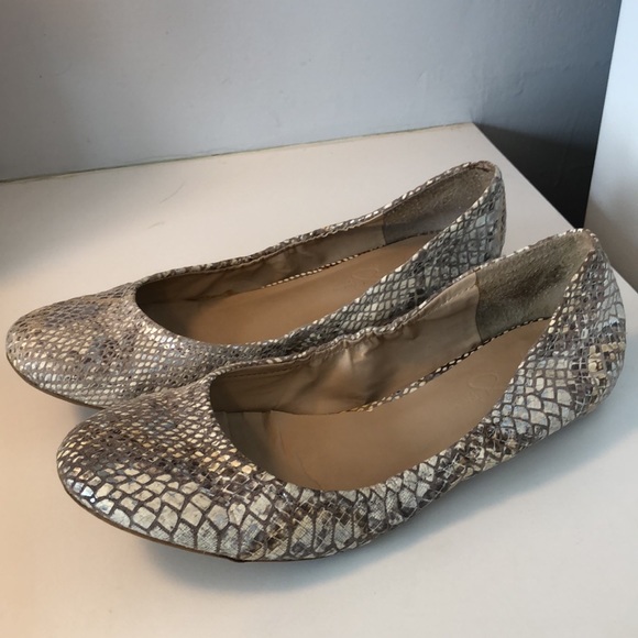 Neutral, metallic, snakeskin patterned flats - Picture 2 of 12